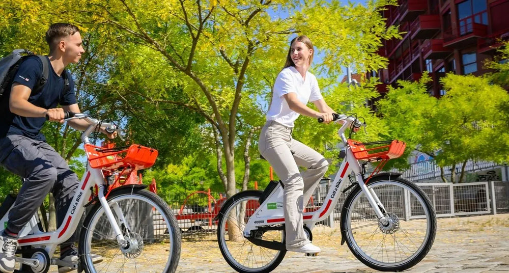Zwei Personen auf Call a Bike Leihrädern im sonnigen Park