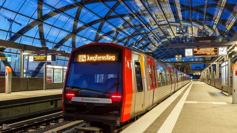HVV U-Bahn U4 Richtung Jungfernstieg unter blauem Glasdach