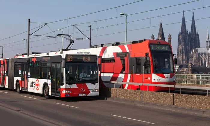 KVB Bus und Stadtbahn vor dem Kölner Dom