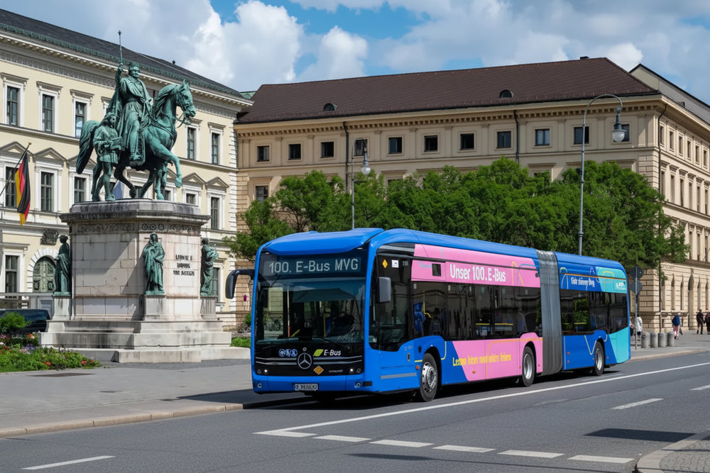 Blau-pinker MVG E-Bus am Odeonsplatz München