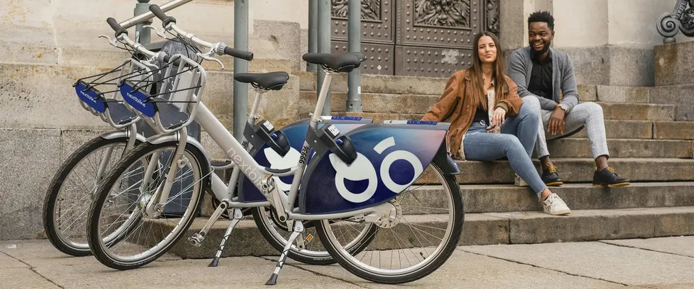 Zwei nextbike Leihräder vor historischer Treppe mit jungem Paar
