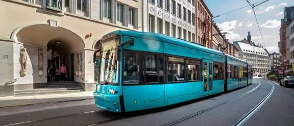 Türkise Straßenbahn der VGF in der Frankfurter Innenstadt